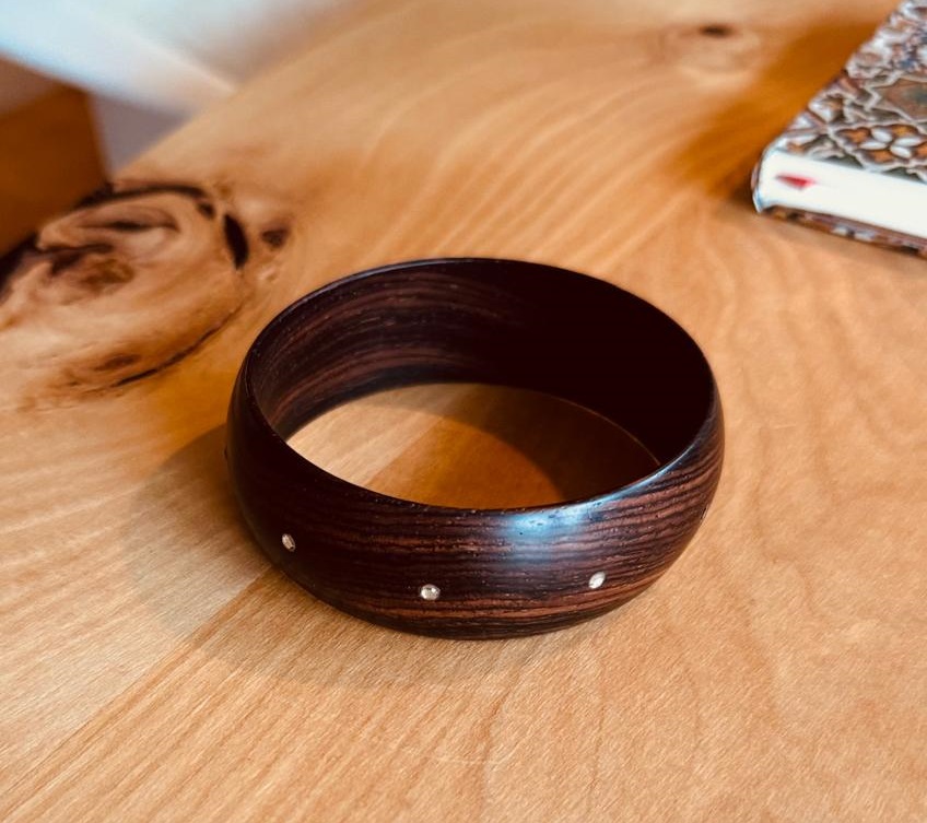 armreif „Luxuriöser Armreif aus Cocobolo-Holz mit Swarovski-Steinen – handgefertigt und einzigartig.“